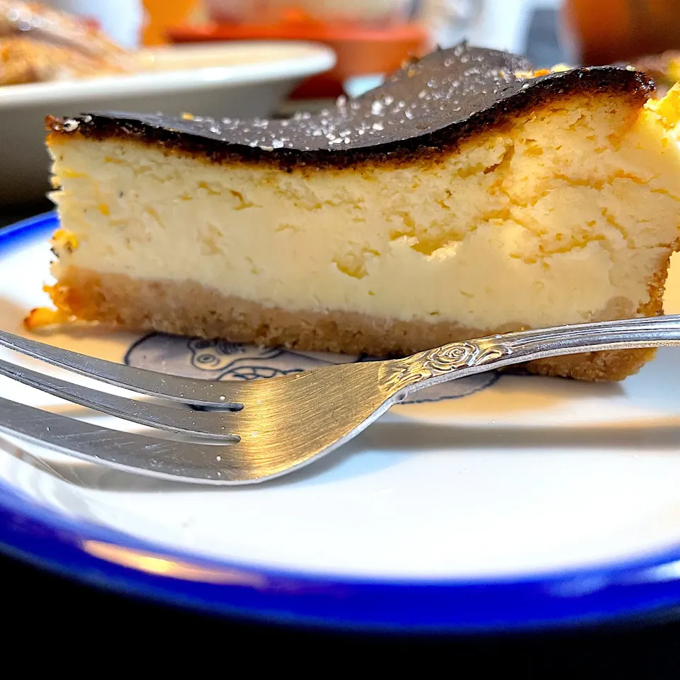 バスクチーズケーキ(カット後)🧀|DKさん