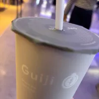 桃園国際空港の中でやっと見つけた妹おすすめのドリンク　ピンクグレープフルーツと緑茶の飲み物に30%の氷と10%の甘さを選んでみました。美味しかったなー|Tenさん