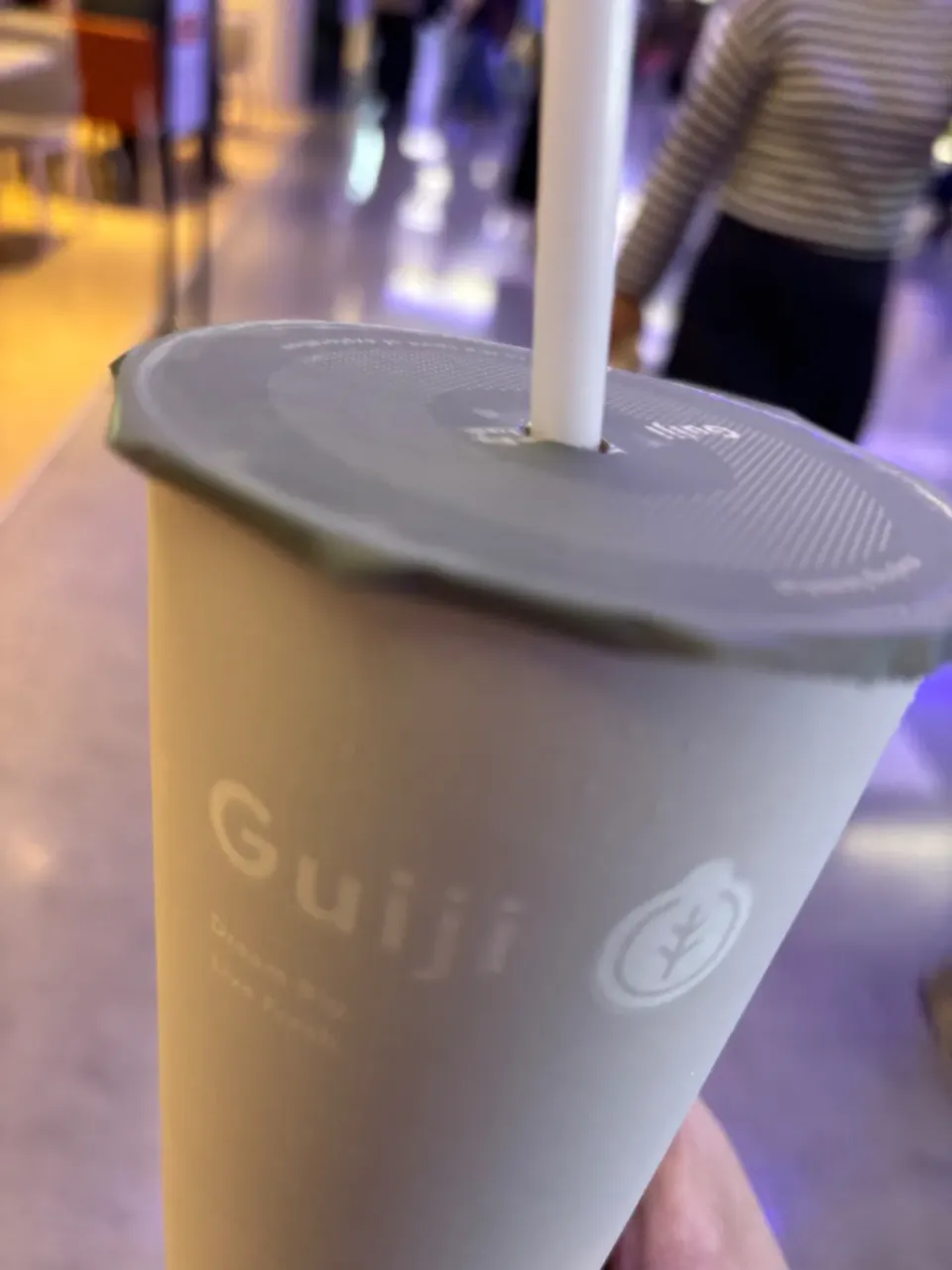 桃園国際空港の中でやっと見つけた妹おすすめのドリンク　ピンクグレープフルーツと緑茶の飲み物に30%の氷と10%の甘さを選んでみました。美味しかったなー|Tenさん