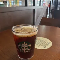スタバで休憩　ストローが台湾仕様なんですかね？タピオカ用っぽいけどこれ渡されました。味は同じだけど氷が少なめな気もします。|Tenさん