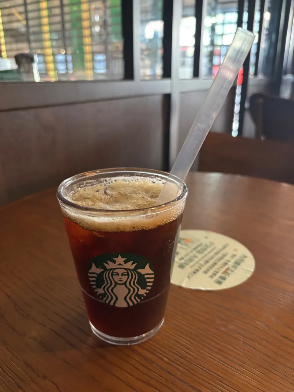 スタバで休憩　ストローが台湾仕様なんですかね？タピオカ用っぽいけどこれ渡されました。味は同じだけど氷が少なめな気もします。|Tenさん