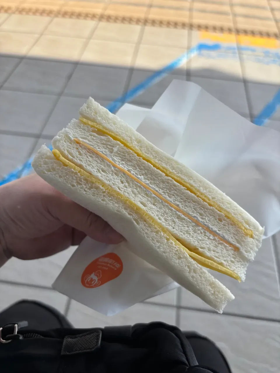 駅のパン屋さんで買いました。薄い卵焼きとチーズと生クリームのサンドイッチでした。フルーツサンドみたいなイメージかな。|Tenさん