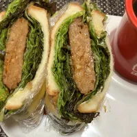 デミグラスソースのハンバーグとレタスのサンドウィッチ| サンドウィッチ伯爵さん