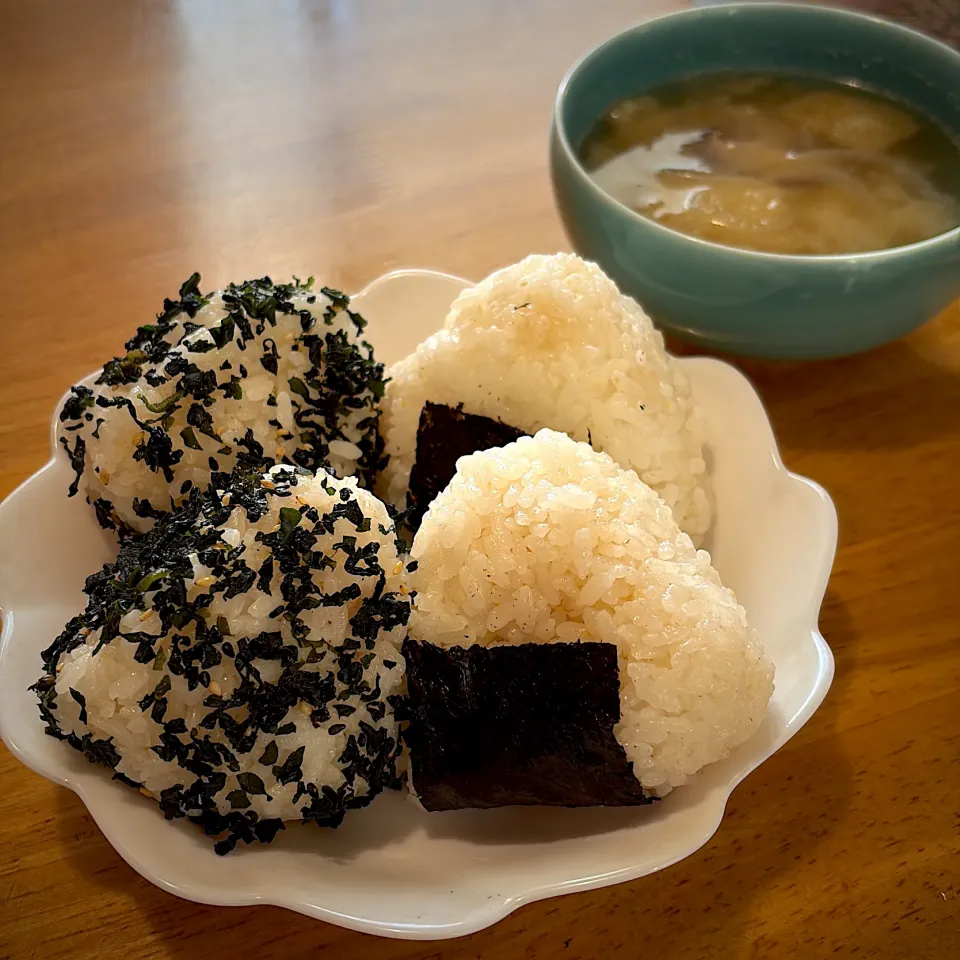 おにぎり🍙と、じゃがいもの味噌汁|もえさん