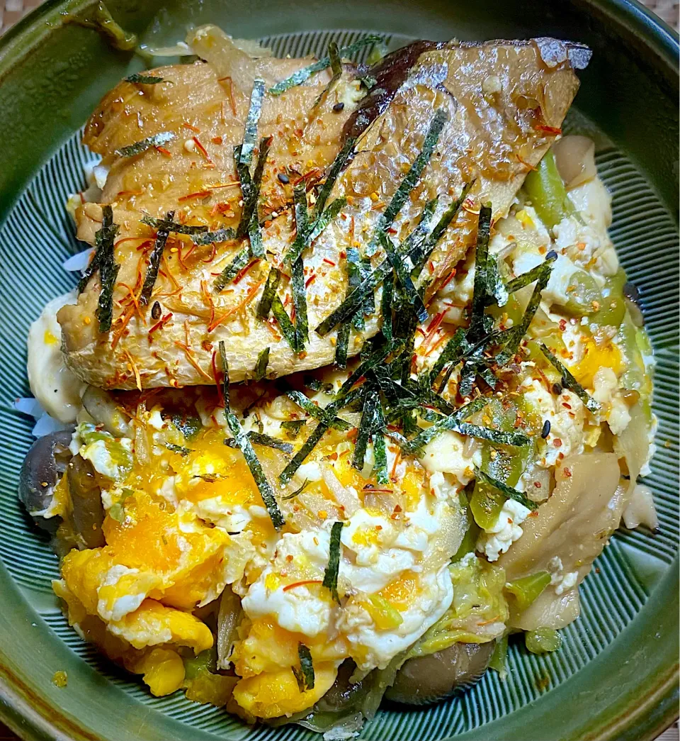 鰤照焼丼|すくらんぶるえっぐさん