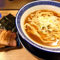 【創業11周年記念メニュー】
【食べログ百名店 ラーメン TOKYO 2019~2024 選出店】
煮干そば 流。 
煮干交響楽団  (170g、1,300円)
＋ウイスキーチャーシュー2枚
 (別皿、300円)
＋国産メンマ (別皿、150円)
＋初摘み海苔3枚 (別皿、150円)
@十条1分 
25321
〈醤158塩52噌󠄀23タ11昆9出15 F17冷27混4つ3焼1ポ1〉| 大脇さん