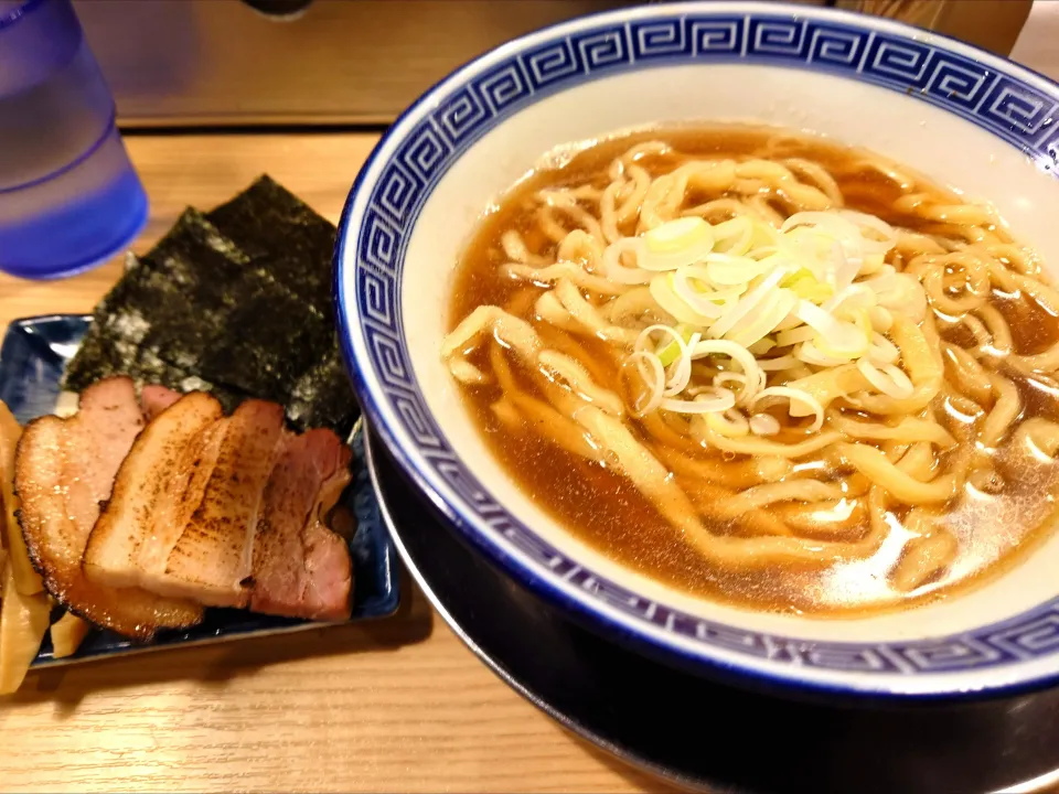 【創業11周年記念メニュー】
【食べログ百名店 ラーメン TOKYO 2019~2024 選出店】
煮干そば 流。 
煮干交響楽団  (170g、1,300円)
＋ウイスキーチャーシュー2枚
 (別皿、300円)
＋国産メンマ (別皿、150円)
＋初摘み海苔3枚 (別皿、150円)
@十条1分 
25321
〈醤158塩52噌󠄀23タ11昆9出15 F17冷27混4つ3焼1ポ1〉|大脇さん