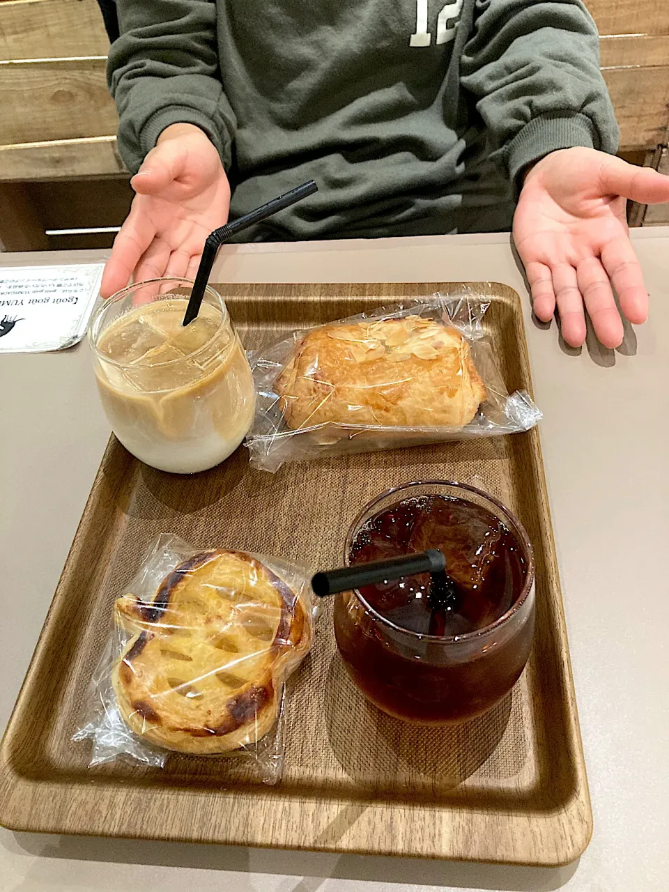 はやとはチョコデニッシュとアイスカフェラテ、ぼくはアップルパイとアイスティーをいただきまーす😋（実況中継終了）|なびさん