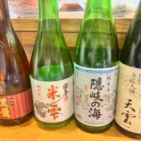 左から、越前杜氏・黒龍酒造「黒龍いっちょらい純吟」、石見杜氏・若林酒造「開春米の雫　純米」、隠岐杜氏・隠岐酒造の「隠岐の海純米」、出雲杜氏・板倉酒造の「無窮天隠・天雲純米吟醸」| サンドウィッチ伯爵さん