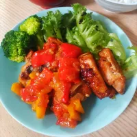 バスク風鶏の煮込み、蒸しブロッコリー|ちゃいさん