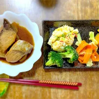 ぶり大根・南瓜煮・人参、ブロッコリーの茎の中華和え・ポテトサラダ・ブロッコリーの胡麻和え・味噌汁・ご飯|ちびろ菌さん