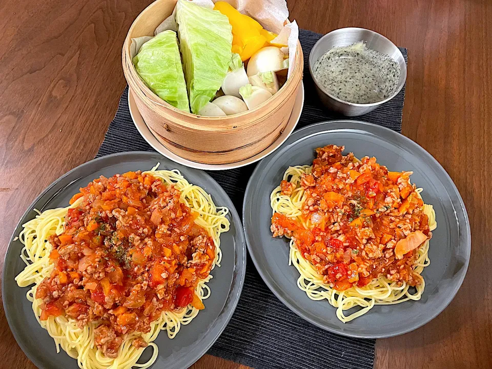 ミートソースパスタと温野菜のお夕飯🌛|みーぬ | 楽しいお母さんの日々さん