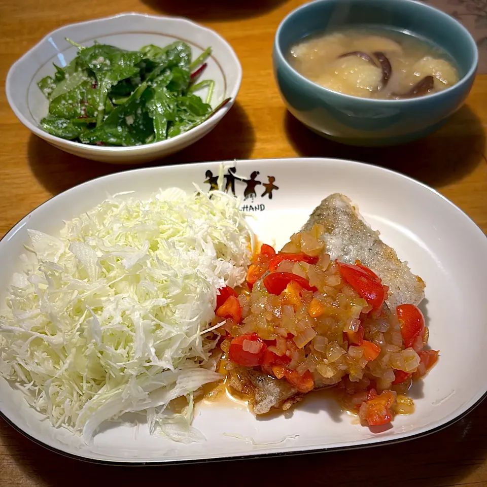 タラのトマト油淋鶏風ソースと、ベビーリーフのサラダと、かぼちゃと玉ねぎの味噌汁|もえさん