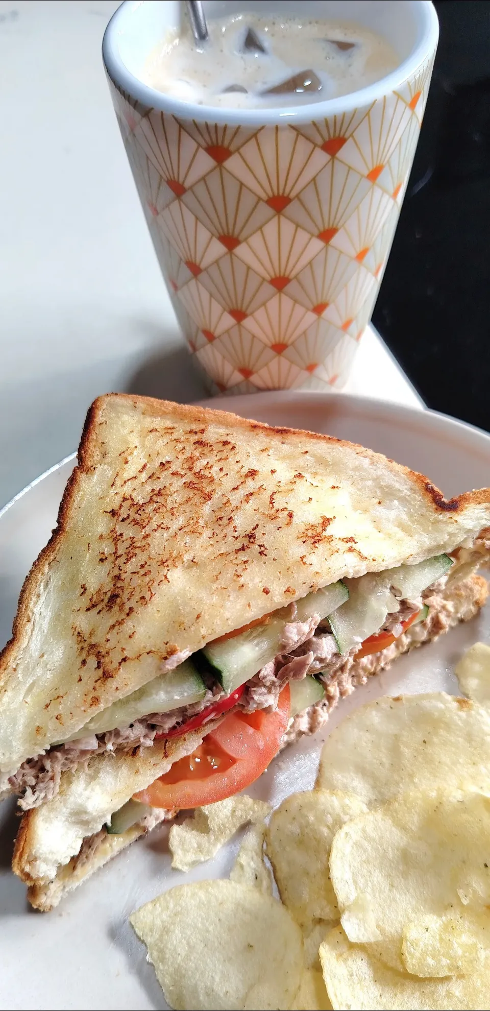 Tuna sandwich, Lay's sour cream chips and iced latte 😍🤤😛❤️|🍒lynnlicious🍒さん