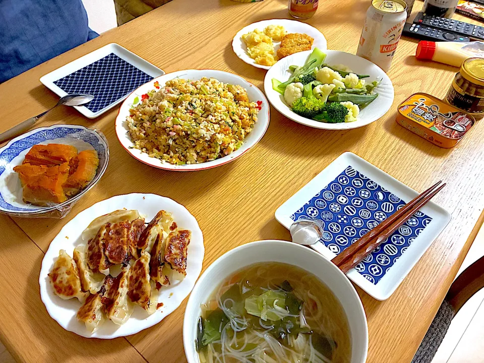 鮭と蕪の焼き飯、イカ天、コロッケ、温野菜、焼き餃子、かぼちゃ甘煮、わかめと白菜の春雨スープ|くろーぶやんさん