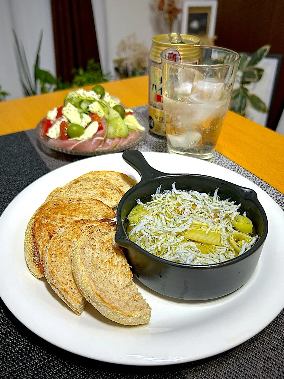 ネギとしらすのアヒージョと山盛りサラダ|みっきーさん