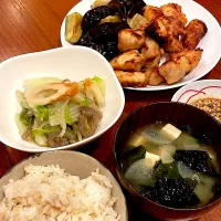 唐揚げ　茄子の素揚げ　白菜中華煮　味噌汁|とゆあさん