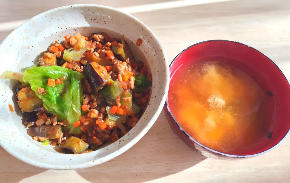 2025 1130　野菜たっぷりのっけ丼　豆腐とわかめのお味噌汁|いもこ。さん
