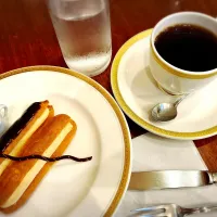 エクレアとドリンクのセット（アンティークブランドコーヒー） ¥1,610| Blue Moon Caféさん