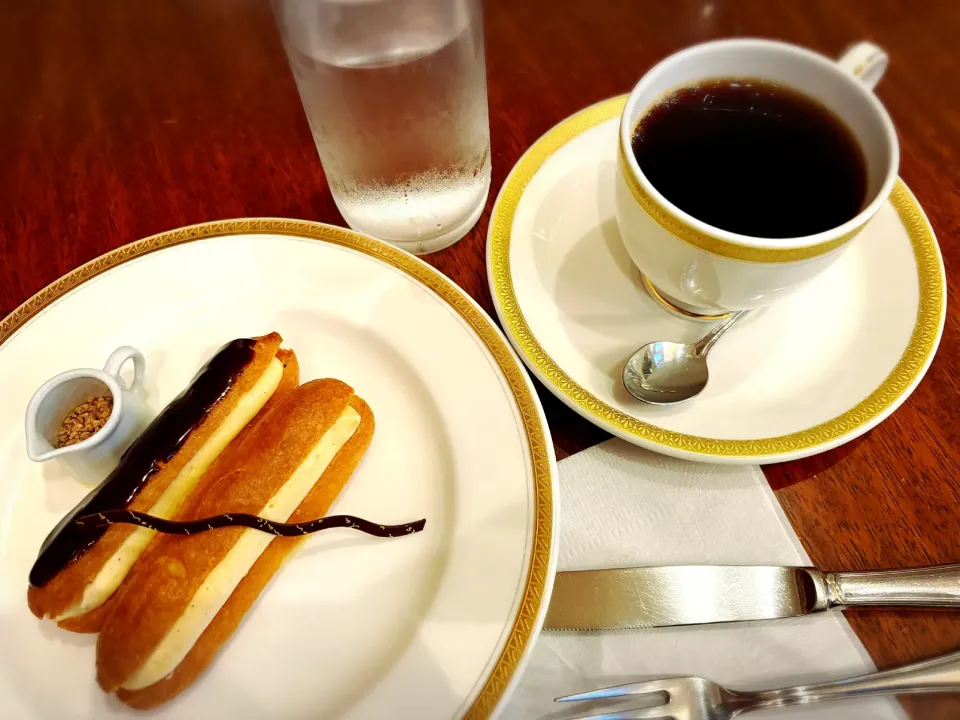 エクレアとドリンクのセット（アンティークブランドコーヒー） ¥1,610|Blue Moon Caféさん