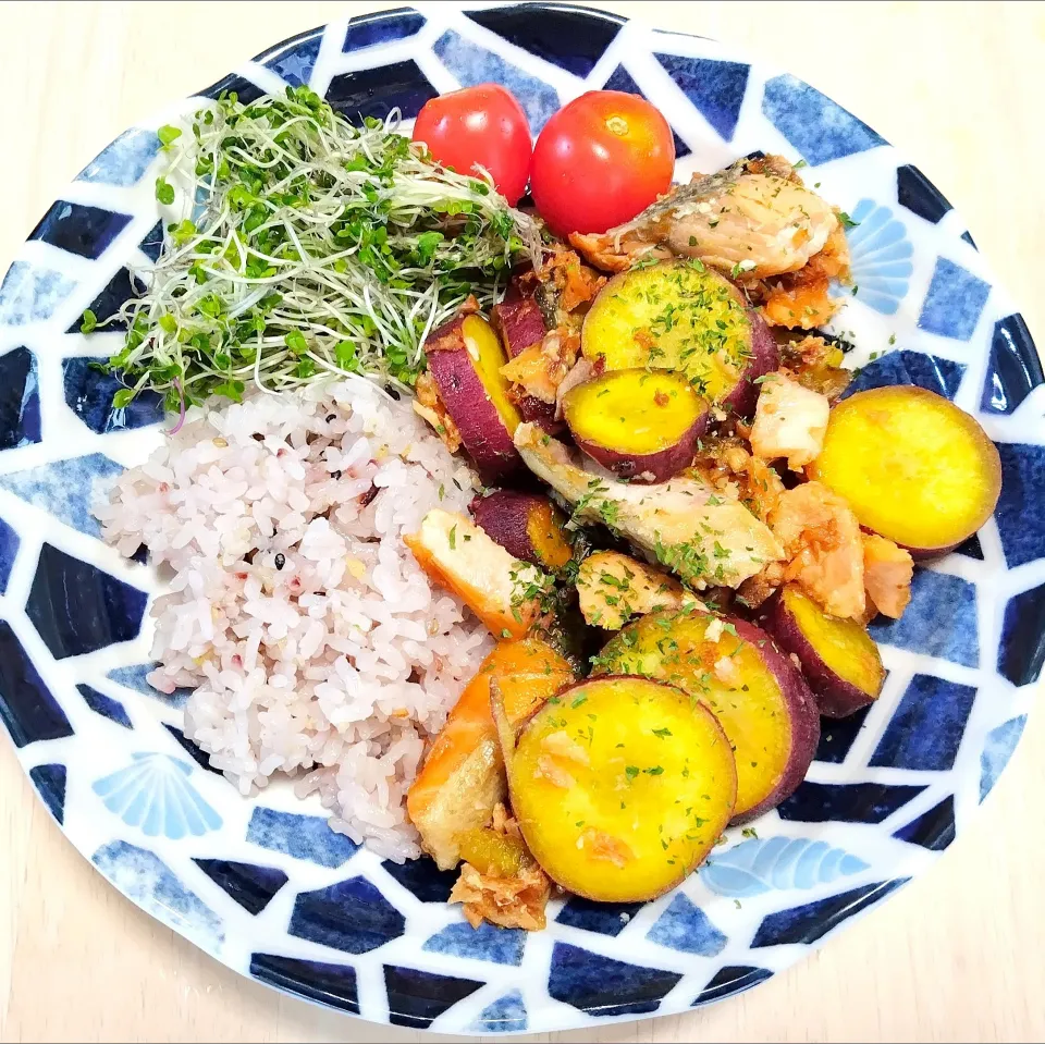 2025 1129　鮭とさつまいものコンソメバターソテー　サラダ|いもこ。さん