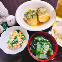 梅干しご飯、白菜とわかめとニラのスープ、サバの味噌煮、小松菜と人参のチーズ白和え|サトリさん