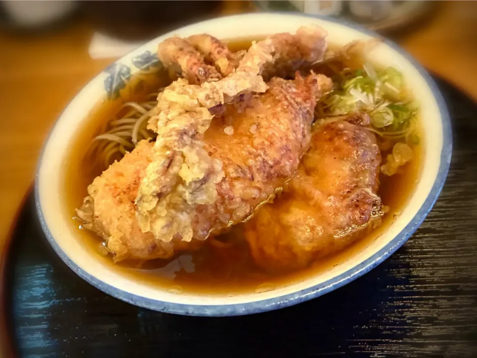 錦糸町の立ち食いそば店で、胴体も入ったイカゲソ天そばを頂きました😋🎵👍|ギムレットさん