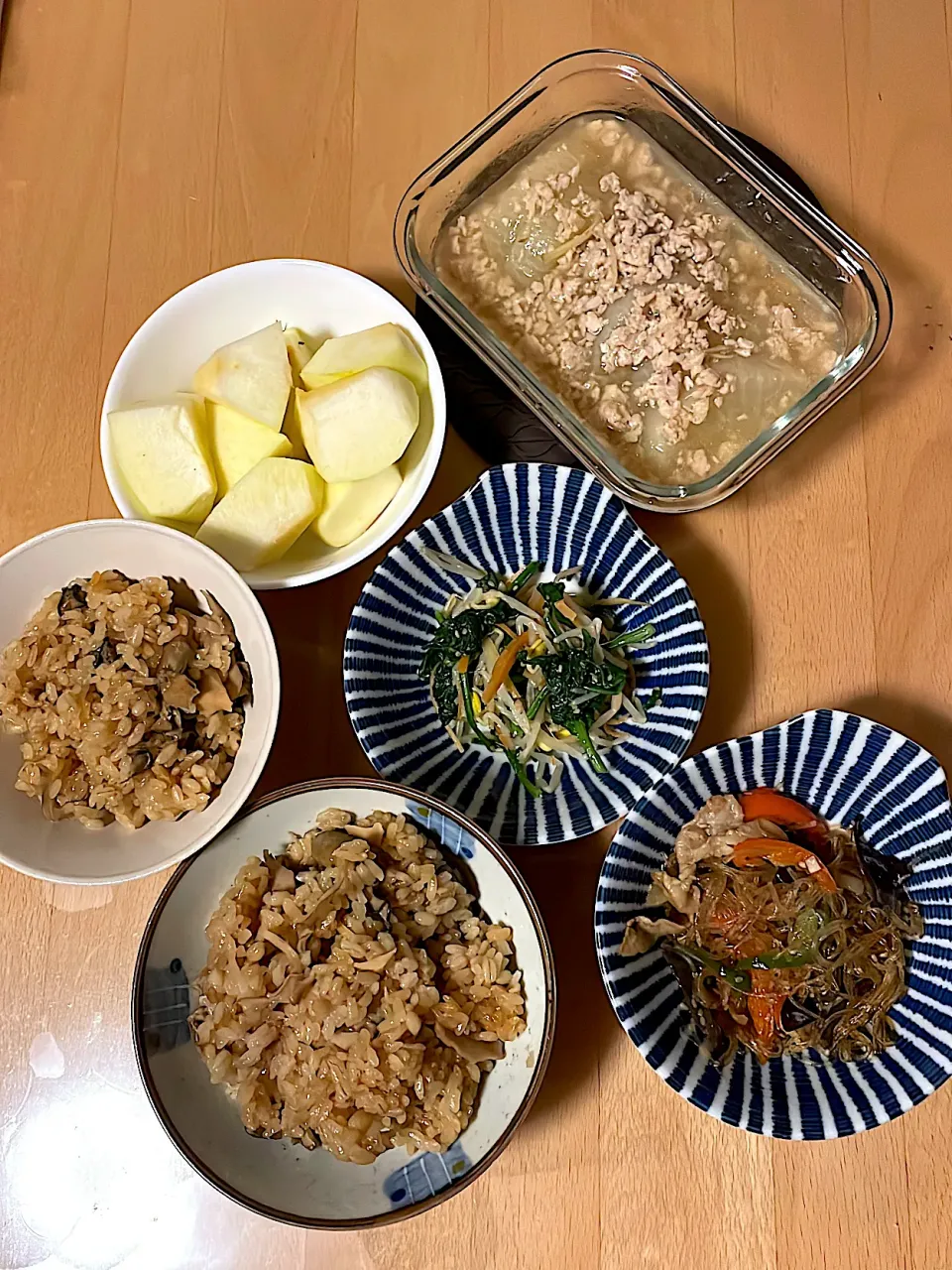 牡蠣ご飯　チャプチェ　ナムル　大根のそぼろ煮　りんご|そのみさん