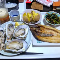 11/29（土）夕食。生牡蠣と蒸し牡蠣。ほっけ開き。じゃがバタ。ほうれん草とナスしいたけの炒め物。|へいちゃんさん