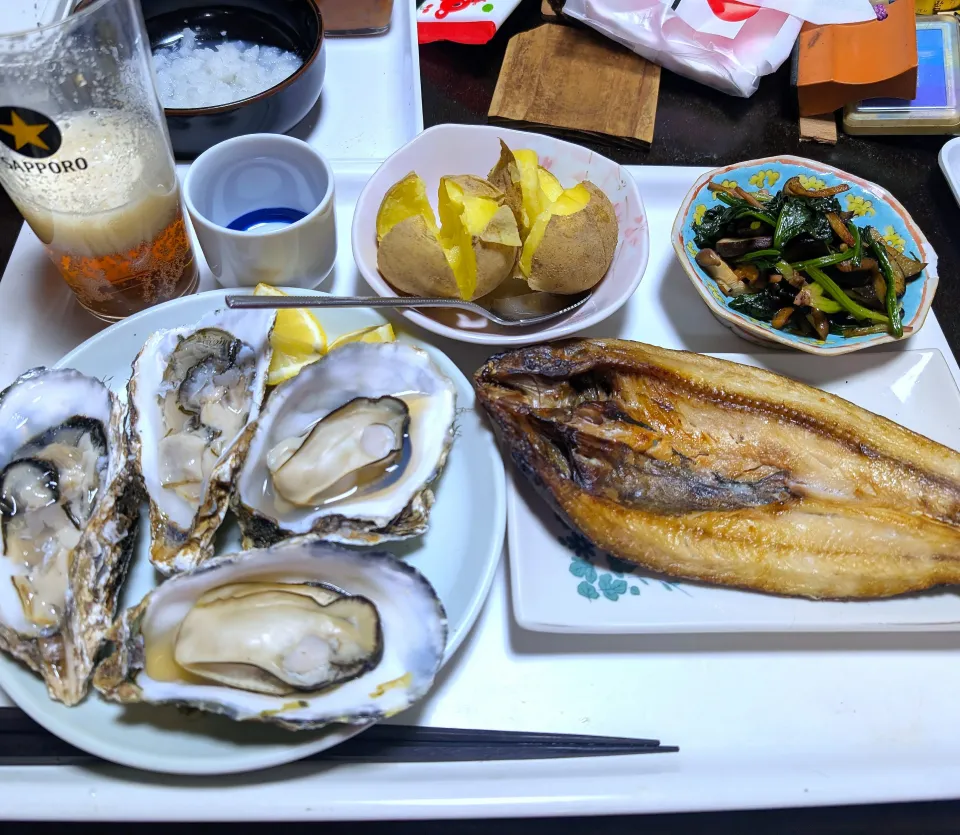 11/29（土）夕食。生牡蠣と蒸し牡蠣。ほっけ開き。じゃがバタ。ほうれん草とナスしいたけの炒め物。|へいちゃんさん