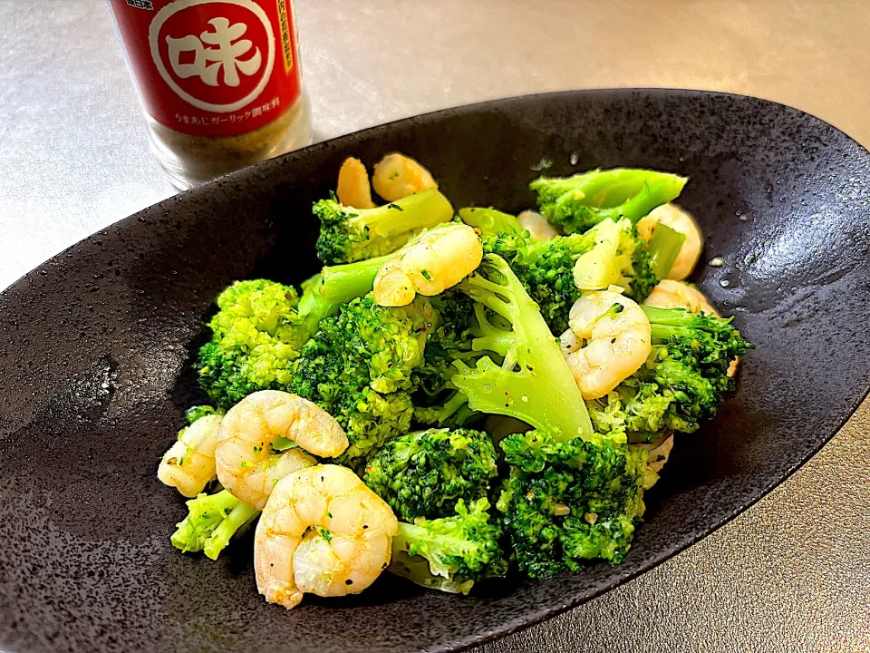 海老とブロッコリーのあじまる(うまあじガーリック調味料)炒め|Hiropanさん