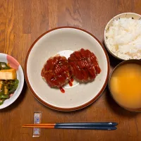 🍽️ ガーリックだし香るハンバーグ 🍔✨

モニター当選した
「おだしの素（うま味×ガーリック）」🧄✨ を
ハンバーグにちょい足ししてみたよ💛

ふわ〜っと香るガーリックとだしのコクが最高で、
いつものハンバーグが一気にお店みたいな味に😍🍴
ご飯止まらんやつ…！|よらさん