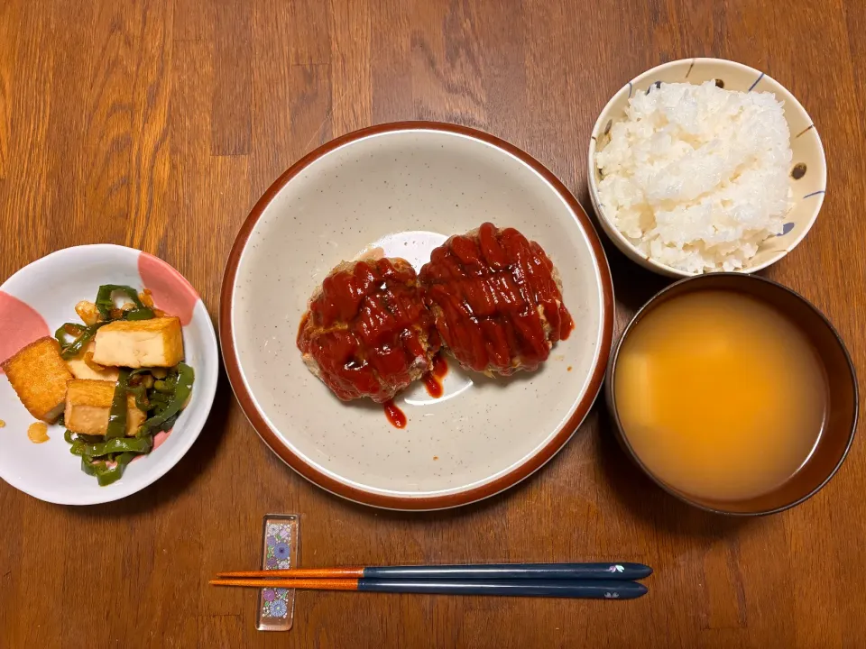 🍽️ ガーリックだし香るハンバーグ 🍔✨

モニター当選した
「おだしの素（うま味×ガーリック）」🧄✨ を
ハンバーグにちょい足ししてみたよ💛

ふわ〜っと香るガーリックとだしのコクが最高で、
いつものハンバーグが一気にお店みたいな味に😍🍴
ご飯止まらんやつ…！|よらさん