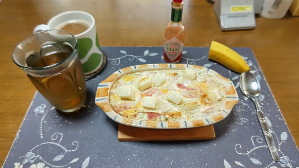 🌟味日本株式会社さんのあじまるの使った3種チーズのオートミール餅グラタン、ホットコーヒー、六条麦茶、バナナ(朝飯)|enarinさん