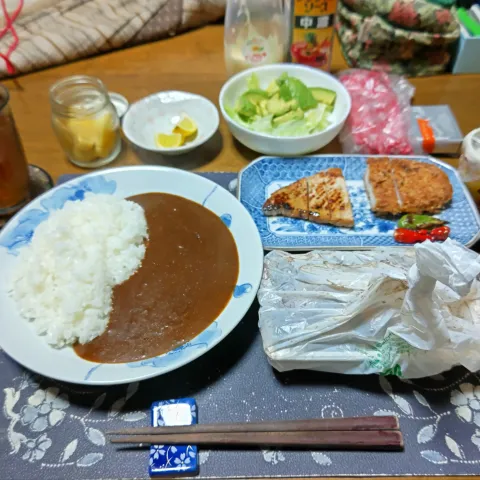 「あじまる（うまあじガーリック調味料）」を使ってみたSnapdishの料理・レシピ写真:カツカレー、ポークソテー、自家栽培のししとう&青唐辛子炒め、サラダ、沢庵、六条麦茶、練乳&カシスジャムかけ手作り牛乳ゼリー、お土産の飲み屋さんの焼き鳥セット
