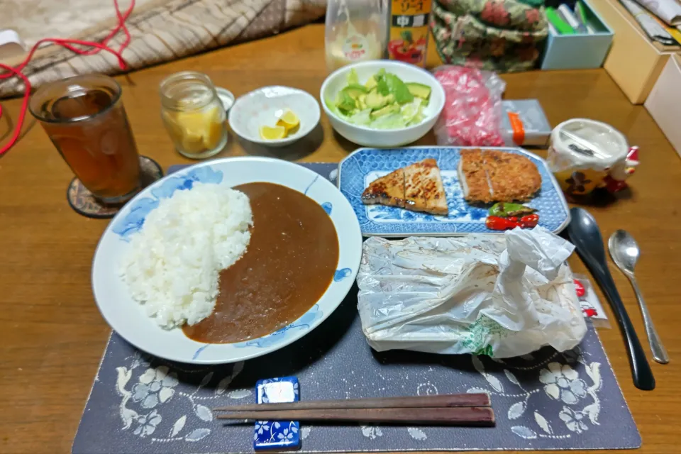 カツカレー、ポークソテー、自家栽培のししとう&青唐辛子炒め、サラダ、沢庵、六条麦茶、練乳&カシスジャムかけ手作り牛乳ゼリー、お土産の飲み屋さんの焼き鳥セット|enarinさん