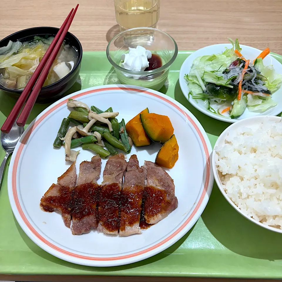 寮の晩ごはん😋ポークソテー|すかラインさん