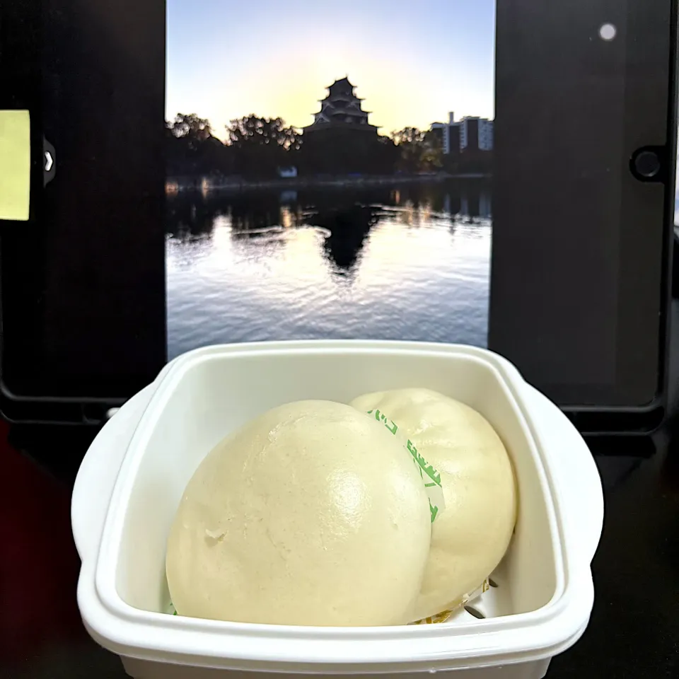 日曜日の朝ごはん😋肉まんとピザまん|すかラインさん