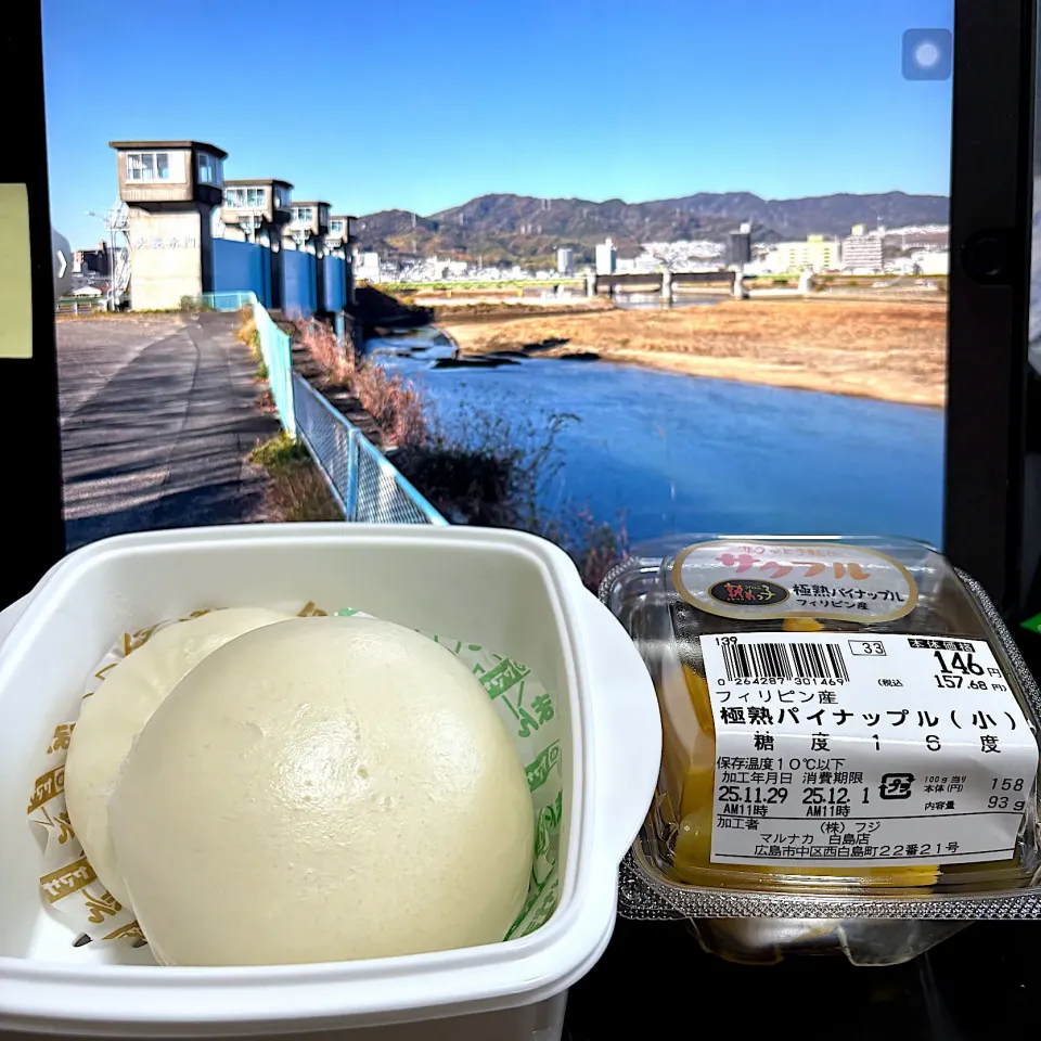 日曜日の昼ごはん😋肉まんとピザまんとパイナップル🍍|すかラインさん