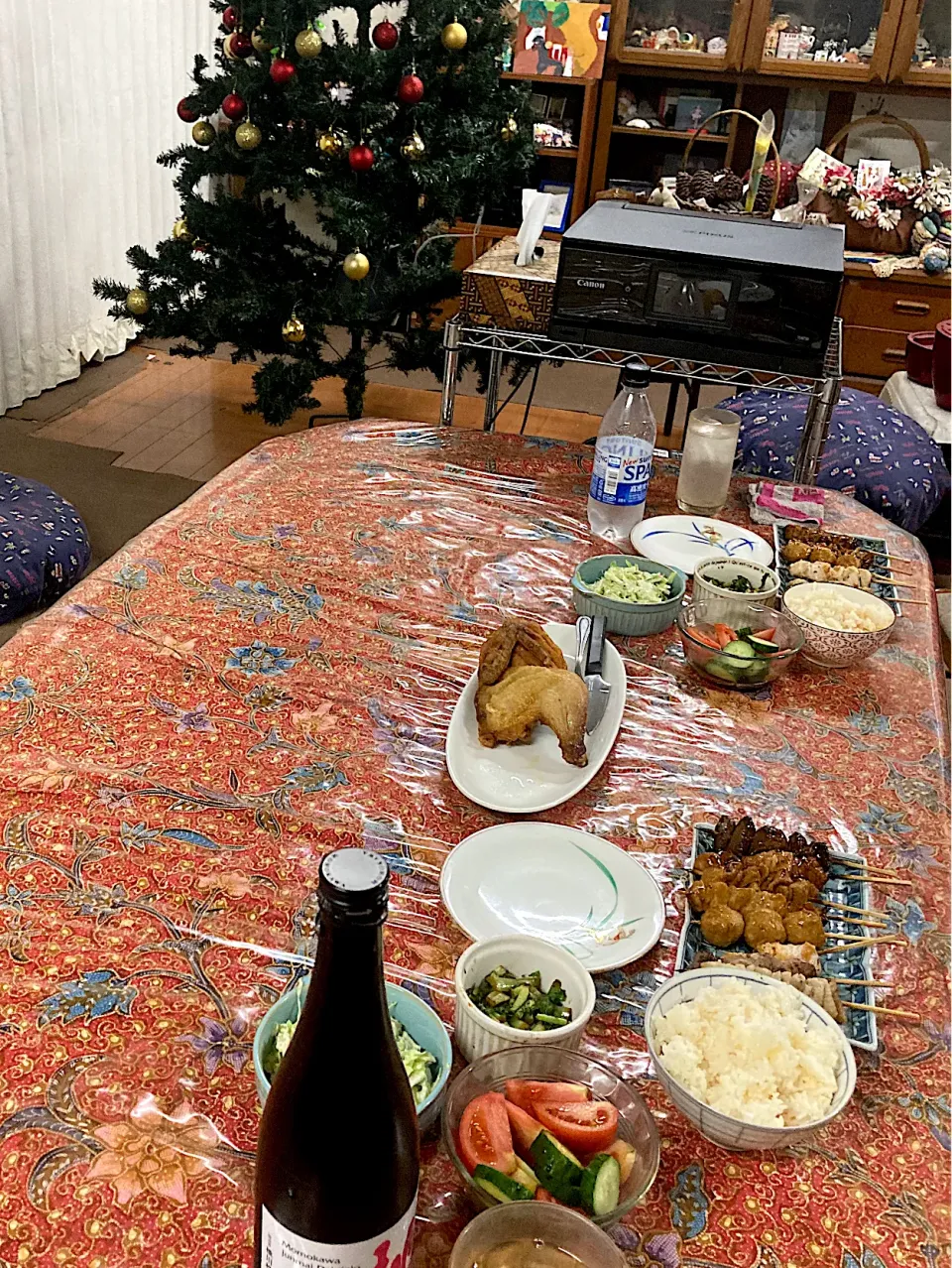 今日の晩ご飯⑤  明日、名古屋に戻っちゃうので、「ゆめが丘ソラトス」で買った若鶏半身揚げと焼鳥と、お歳暮でいただいたずわい蟹缶を使った蟹寿司と、各種サラダでフェアウェルディナーです。いただきまーす😋＆かんぱーい( ^ ^ )/□( ^ ^ )/■|なびさん