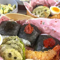 おにぎり弁当🍙　筋子醤油漬け　梅干し　海苔佃煮　　海老フライ🦐レンコン青のり焼き　ゆで卵　ブロッコリーカリフラワー玉子マスタードサラダ| まゆさん
