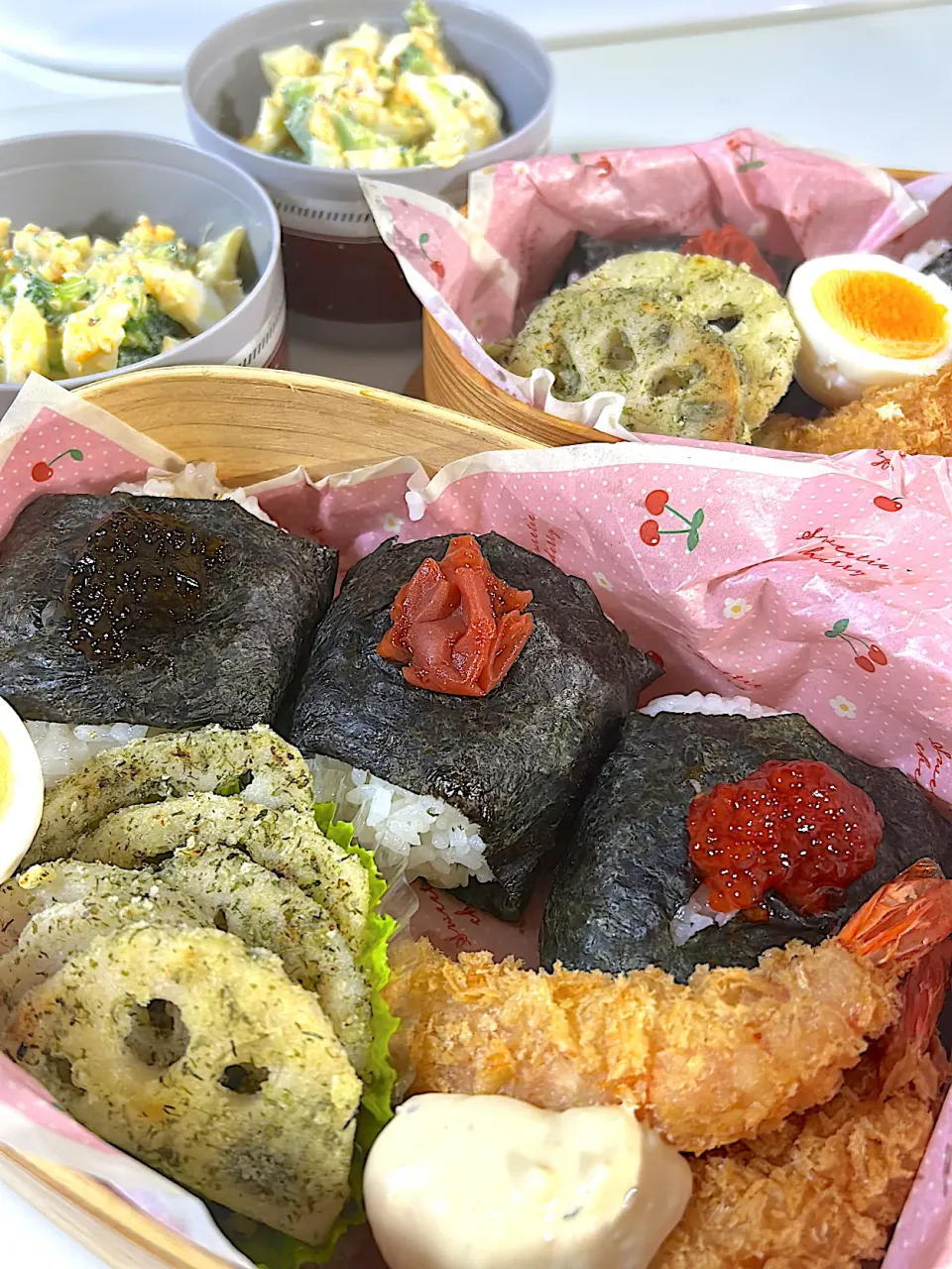 おにぎり弁当🍙　筋子醤油漬け　梅干し　海苔佃煮　　海老フライ🦐レンコン青のり焼き　ゆで卵　ブロッコリーカリフラワー玉子マスタードサラダ|まゆさん