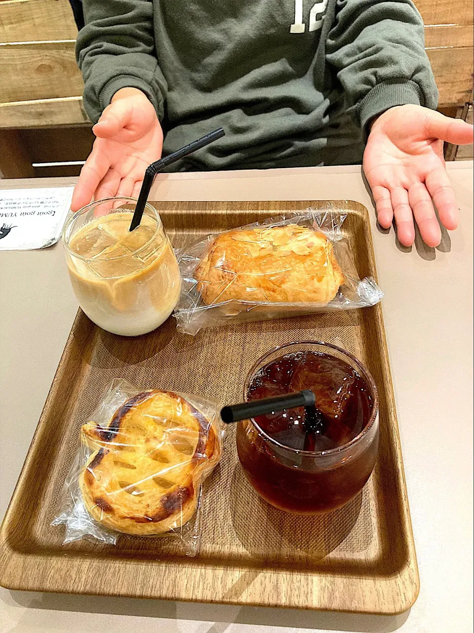 チョコデニッシュ&アイスカフェラテ(わたし)とアップルパイ&アイスティー(なび)＠グーグーゆめがおか(ゆめが丘ソラトス)|はやとさん