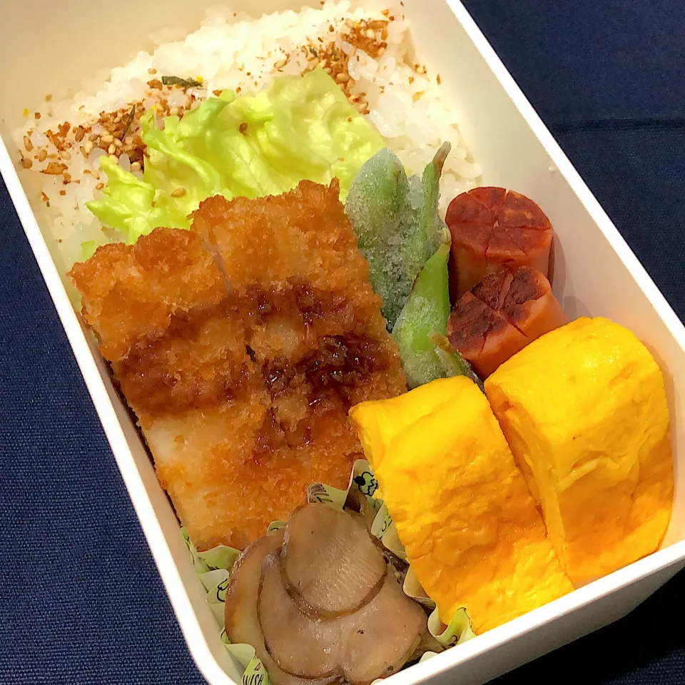 鰹のりふりかけ、たまご焼き、ウインナー、チキンカツ、菊芋のソテー、枝豆|きらきらさん