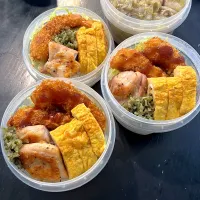 エビフライ、かしわ焼き、卵。残り物だけど豪華。|hanakoさん