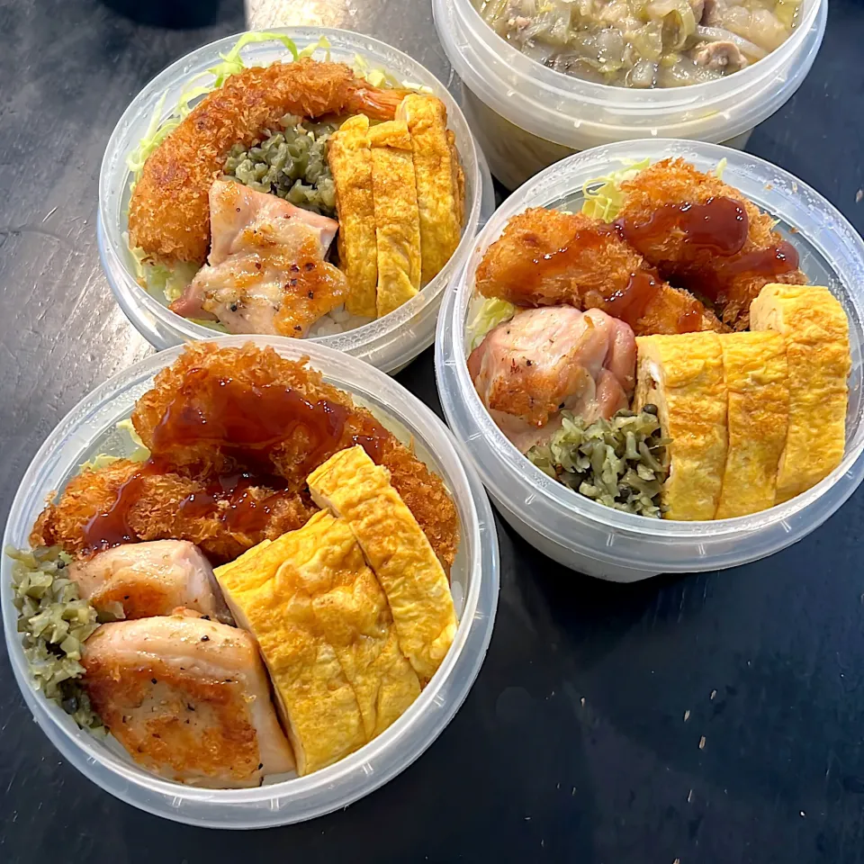 エビフライ、かしわ焼き、卵。残り物だけど豪華。|hanakoさん