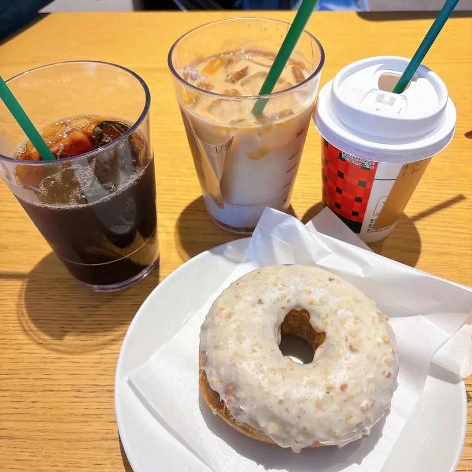 ホワイトチョコマカダミアドーナツと　　　アイスコーヒー|ちゃみこさん