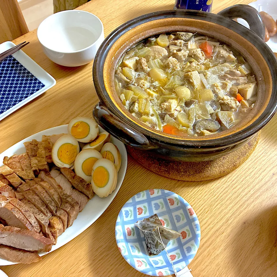 鶏山椒鍋、煮豚と煮玉子、シャウエッセン。|くろーぶやんさん