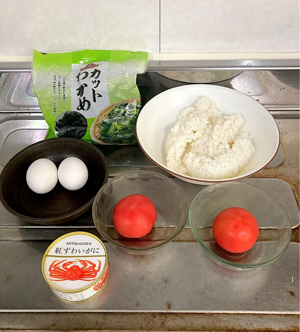 今日の昼ご飯①  11時31分新横浜発ののぞみで名古屋に戻るので、昼ご飯を早めに済ませます。34年前にはやとと仲人をしたご夫婦が今も律儀にお歳暮をおくってくださり、今年は紅ずわいがにの缶詰をいただきました。そちらを使って、昨日は蟹寿司を作りましたが、今日の昼ご飯には蟹炒飯を作ります。|なびさん