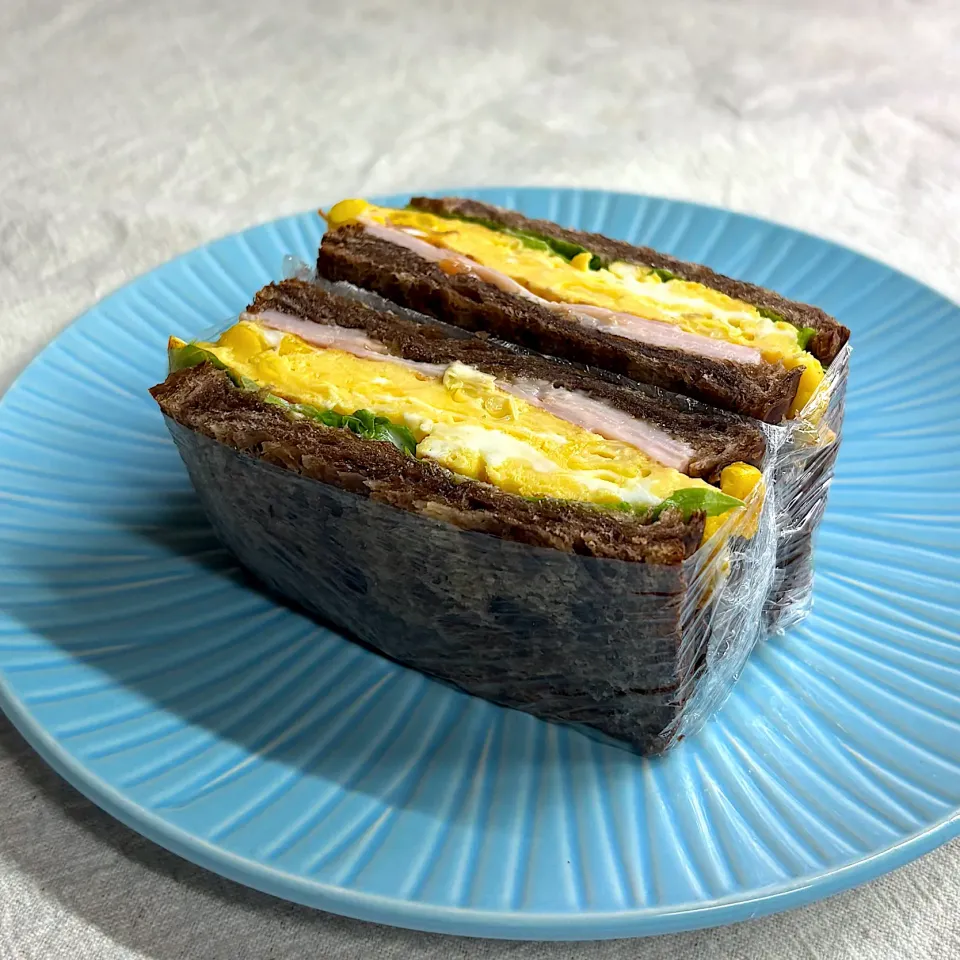 娘のあさこほんにコーン玉子のサンドイッチ|かっちゃん杉さん